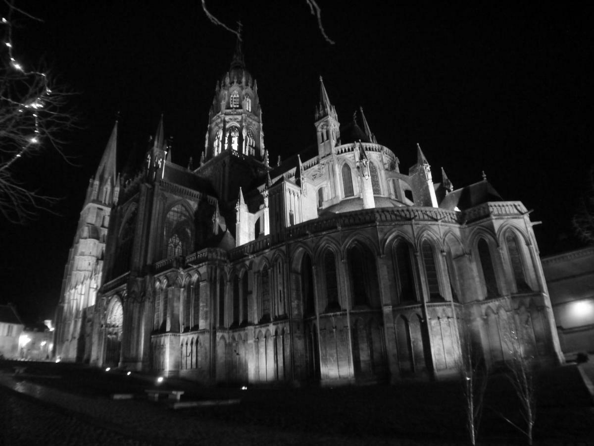 Les Combles De L Aure Grand Studio Cosy Confortable Classe 3 Etoiles Centre Bayeux 2 Mn A Pied Cathedrale Proche Plages Du Debarquement Ngoại thất bức ảnh